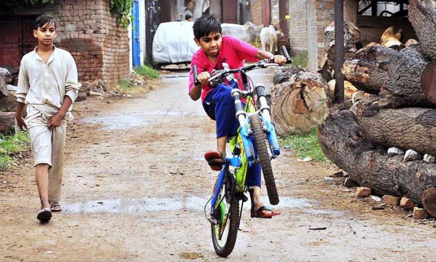 راولپنڈی: ایک بچہ سائیکل پر ون ویلنگ کر رہا ہے جو کسی حادثے ..