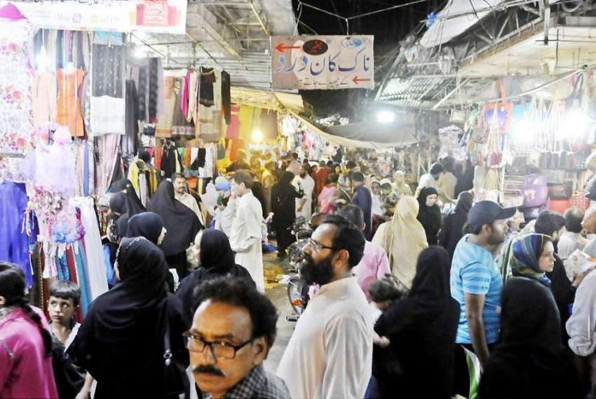 راولپنڈی: شہری موتی بازار میں عید کی خریداری میں مصروف ہیں۔