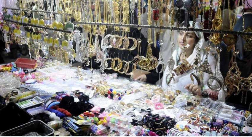 راولپنڈی: عید کی خریداری میں مصروف ایک خاتون موتی بازار ..