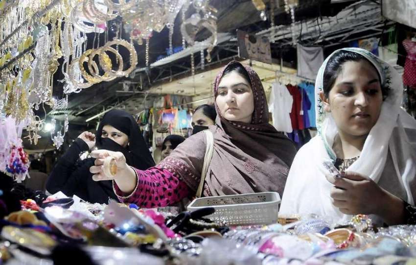 راولپنڈی: موتی بازار سے خواتین جیولری خرید رہی ہیں۔