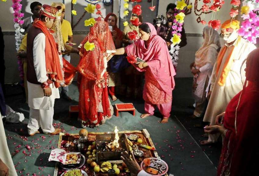 راولپنڈی: صدر کرشنا مندر میں ہندو برادری ایک شادی کے دوران ..