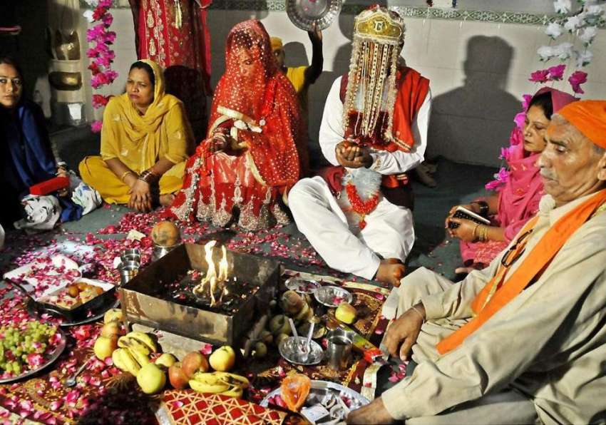راولپنڈی: صدر کرشنا مندر میں ہندو برادری ایک شادی کے دوران ..