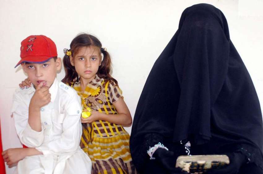 پشاور: بڈھ بیر سیفن کی رہائشی خاتون اقراء بی بی شوہر کی گرفتاری ..