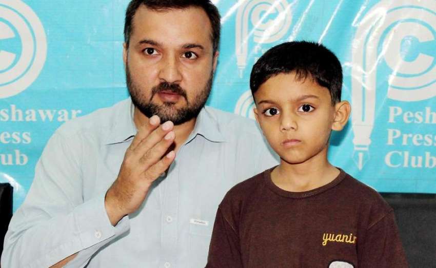 پشاور: بشیر آباد کا رہائشی کفایت اللہ اپنے بیٹے کے علاج کے ..