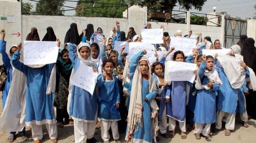 پشاور: گورنمنٹ مڈل سکول متنی کی طالبات سکول بندش کے خلاف ..