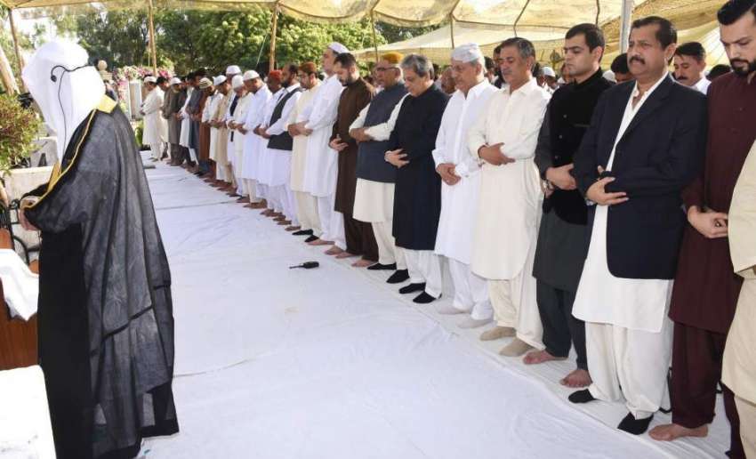 کراچی: گورنر سندھ عشرت العباد خان پولو گراؤنڈ میں نماز عید ..