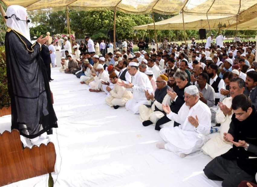 کراچی: گورنر سندھ عشرت العباد خان پولو گراؤنڈ میں نماز عید ..