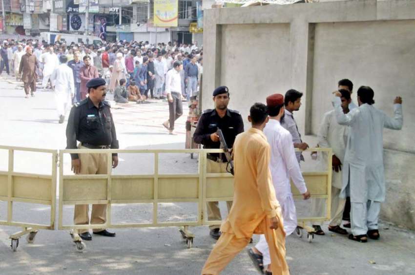 لاہور: مال روڈ پر واقع مسجد شہداء میں نماز جمعہ کی ادائیگی ..