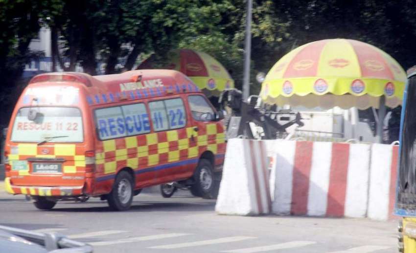 لاہور: ریسکیو 1122کی خراب ایمبولینس کو کرین کی مدد سے ورکشاپ ..