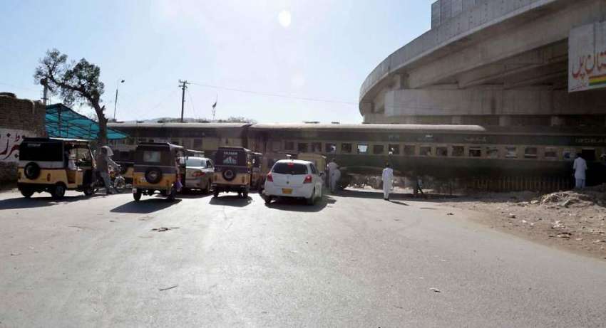 کوئٹہ: سریاب پھاٹک پر ٹرین کے گزرنے کے دوران گاڑیاں اور رکشے ..