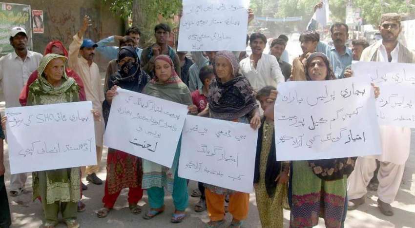 حیدر آباد: گوٹھ لالو لاشاری کے رہائشی پنیاری پولیس کے خلاف ..