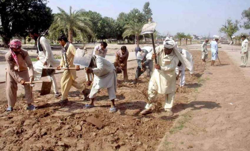 لاہور: مزدور گریٹر اقبال پارک کی تعمیراتی کام میں مصروف ..