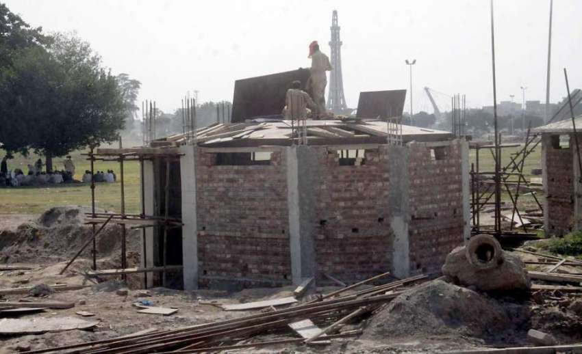 لاہور: مزدور گریٹر اقبال پارک کی تعمیراتی کام میں مصروف ..