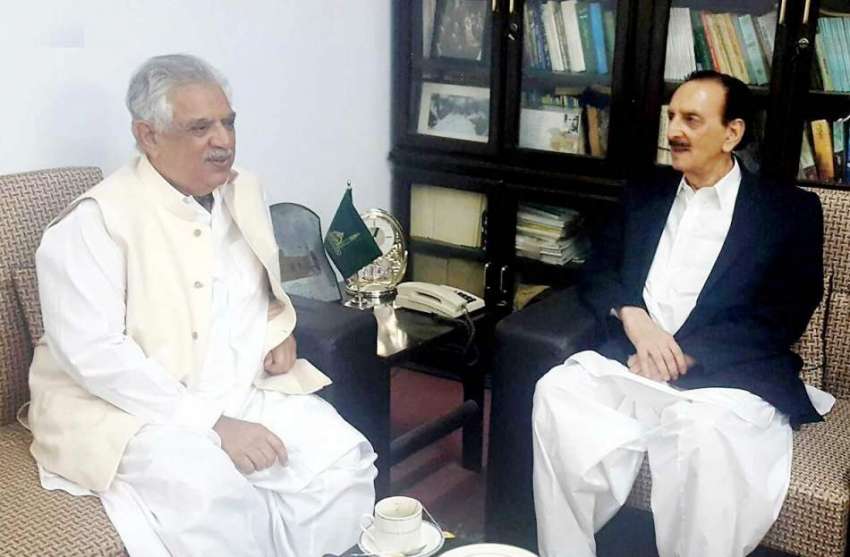 اسلام آباد: سینیٹ میں میں قائد ایوان راجہ ظفر الحق سے گورن ..