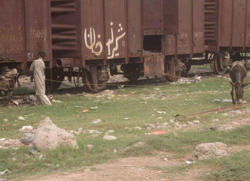 لاہور: مغلپورہ باجا لائن پر کھڑی ٹرین کی تباہ حال مال گاڑی ..
