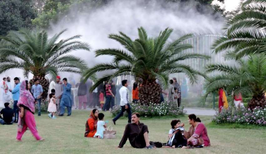 لاہور: جیلانی پارک میں لگے فوارے سے شہری لطف اندوز ہو رہے ..