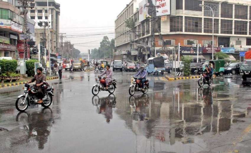 لاہور: صوبائی دارالحکومت میں ہونے والی بارش کے بعد ایک شاہراہ ..