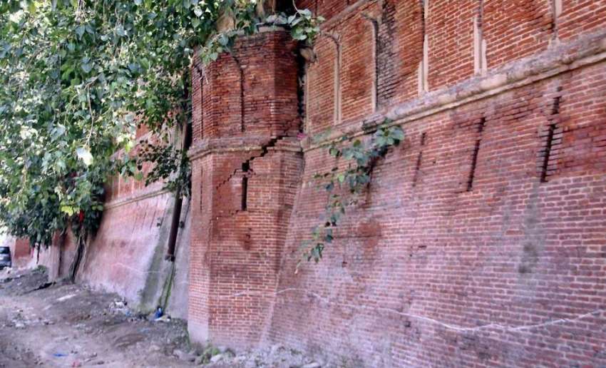 لاہور: شیراں والا گیٹ کے بیرونی دیوار کی خستہ حالی کا منظر۔