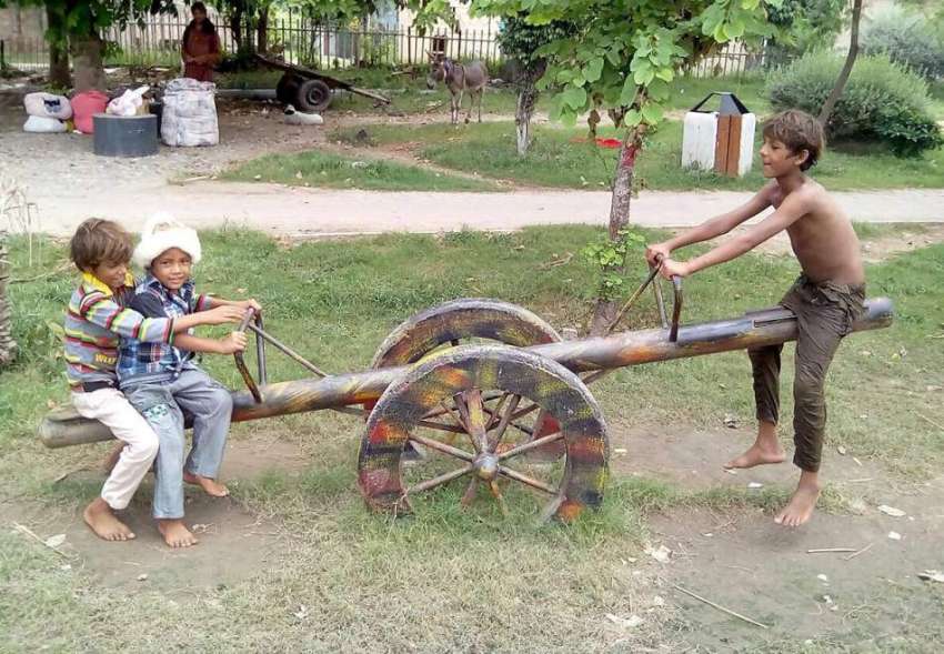 لاہور: مقامی پارک میں خانہ بدوش بچے کھیل کود میں مصروف ہیں۔