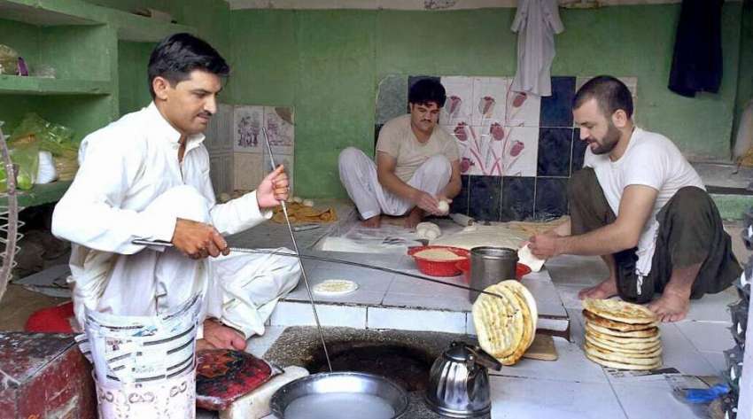 راولپنڈی: محنت کش تندور میں نان لگا رہے ہیں۔