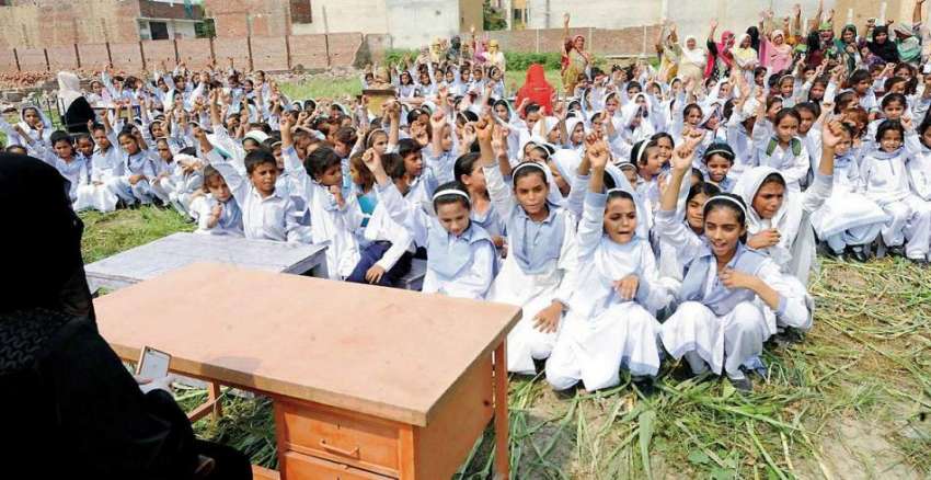 لاہور: فلاحی ادارہ ”الجنت ٹرسٹ“ کے زیر اہتمام سکول کی کلاس ..