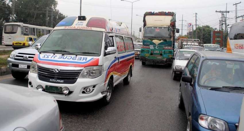 راولپنڈی: چوہڑ چوک میں ٹریفک اہلکار نہ ہونے کے باعث ایک ایمبولینس ..