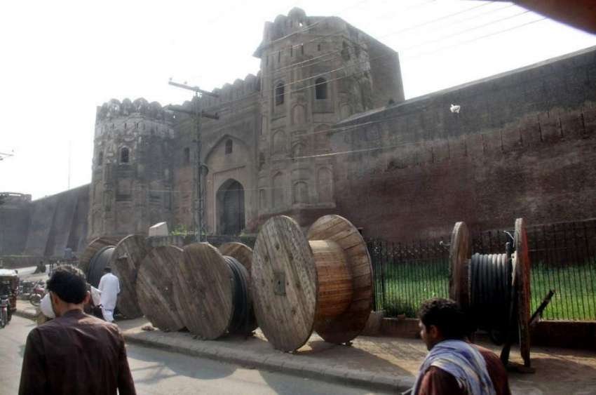 لاہور: تاریں بچھانے کے لیے لایا گیا سامان شاہی قلعہ کی بیرونی ..