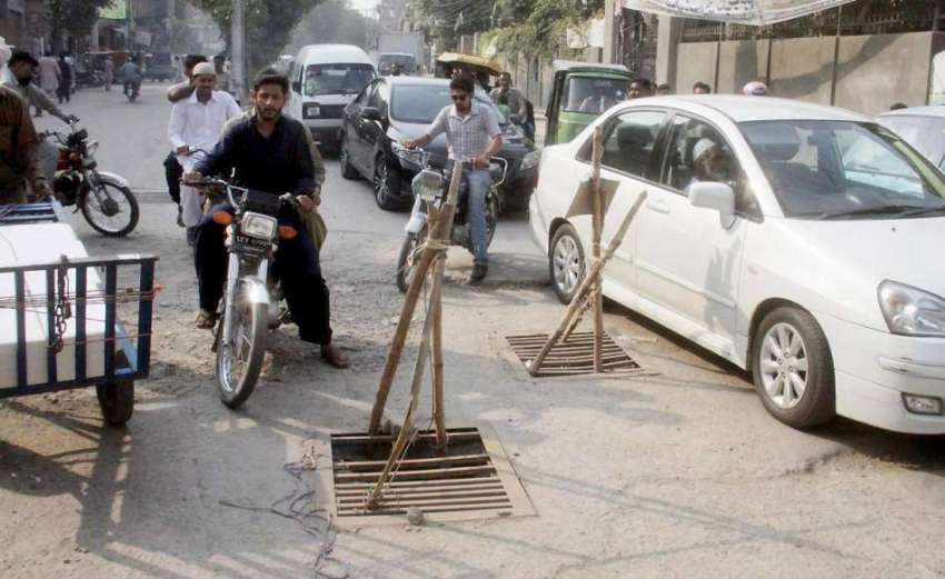 لاہور: نسبت روڈ پر گٹر کے ٹوٹے جنگلے شہریوں نے کسی حادثے ..