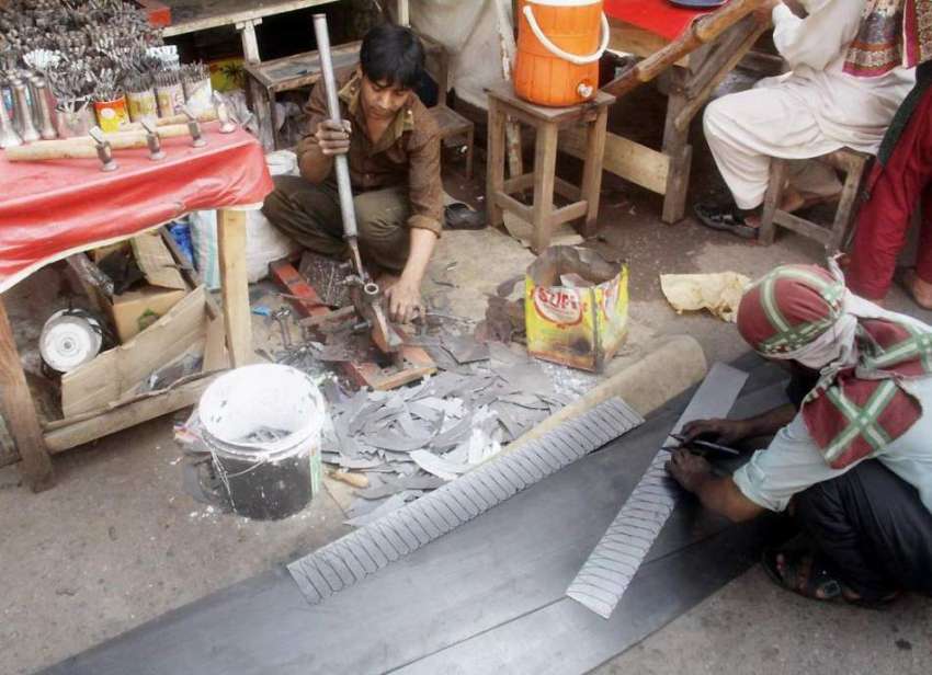 لاہور: کاریگر محرم الحرام میں زنجیر زنی کے لیے چھریاں تیار ..