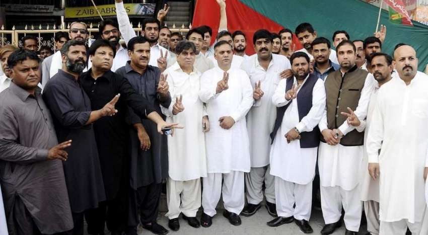 راولپنڈی: تحریک انصاف کے ضلعی رہنما ہارون کمال، چوہدری اصغر، ..