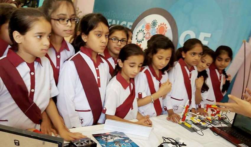 کراچی داؤد پبلک اسکول میں منعقدہ سائنسی نمائش ”میگنیفی ..