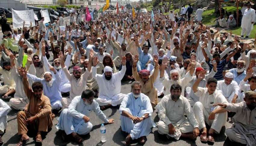 کراچی: کے الیکٹرک ہیڈ آفس کے سامنے کے ای ایس سی لیبر یونین ..