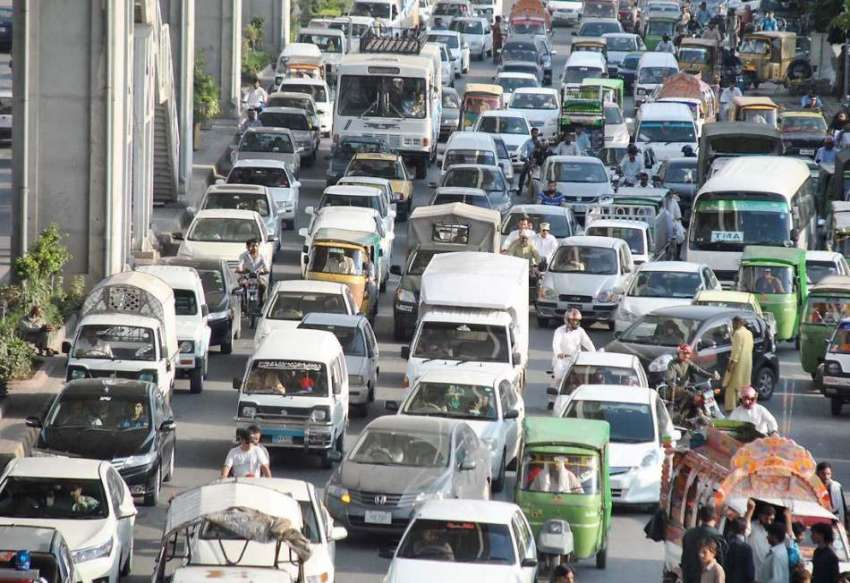 راولپنڈی: مری روڈپر ٹریفک جام کا منظر۔