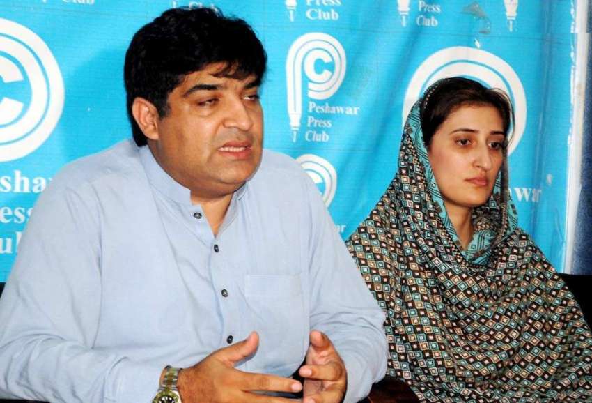 پشاور: سول سوسائٹی نیٹ ورک کے کوآرڈینیٹر قمر نسیم پریس کانفرنس ..