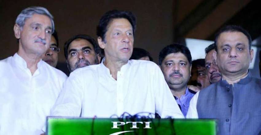 لاہور: تحریک انصاف کے چیئرمین عمران خان میڈیا سے گفتگو کر ..