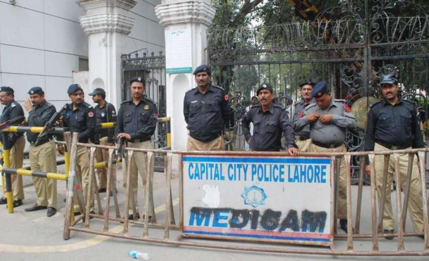 لاہور: سیکرٹریٹ کے باہر ایپکا ملازمین کے احتجاج کے موقع ..