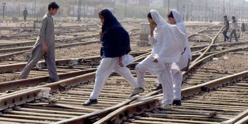 حیدر آباد: سکول طالبات کسی خطرے سے بے خبر ریلوے لائنیں عبور ..