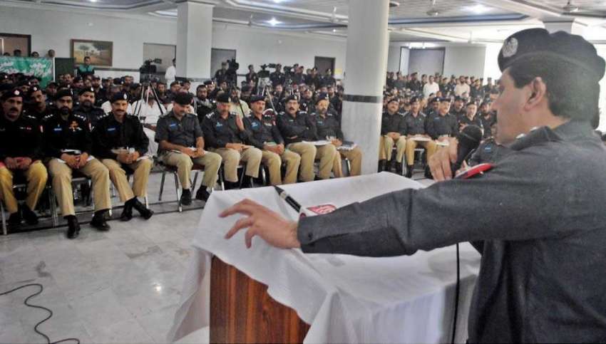 راولپنڈی: آر پی او پولیس لائن میں پولیس دربار میں خطاب کر ..