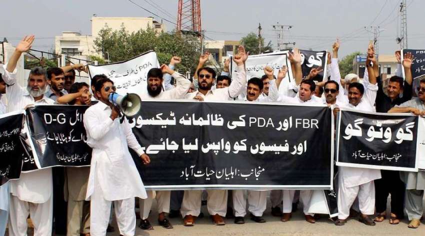 پشاور: اہلیا ن حیات آباد پریس کلب کے سامنے اپنے مطالبات کے ..
