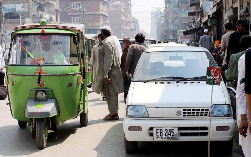 پشاور: شعبہ بازار میں نو پارکنگ کے لگے بورڈ کے باوجود گاڑیاں ..