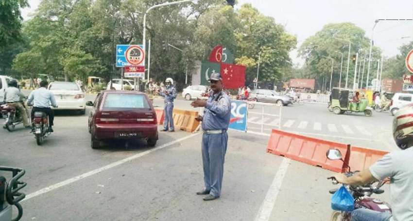 لاہور: مال روڈ پر احتجاج کے دوران ٹریفک وارڈ ڈائیورشن لگا ..