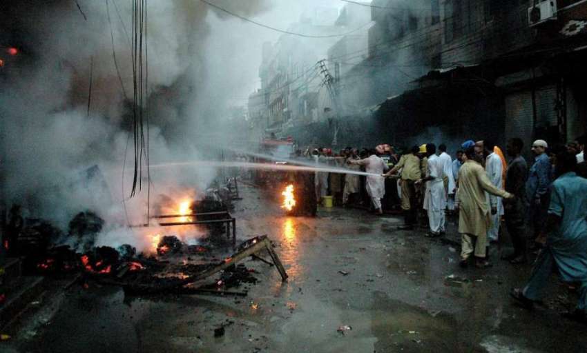 لاہور: لنڈا بازار کی دوکانوں میں لگنے والی آگ کو فائر برگیڈ ..