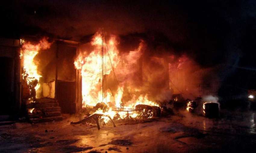 لاہور: لنڈا بازار کی دوکانوں میں آتشزدگی کے بعد آگ کے شعلے ..