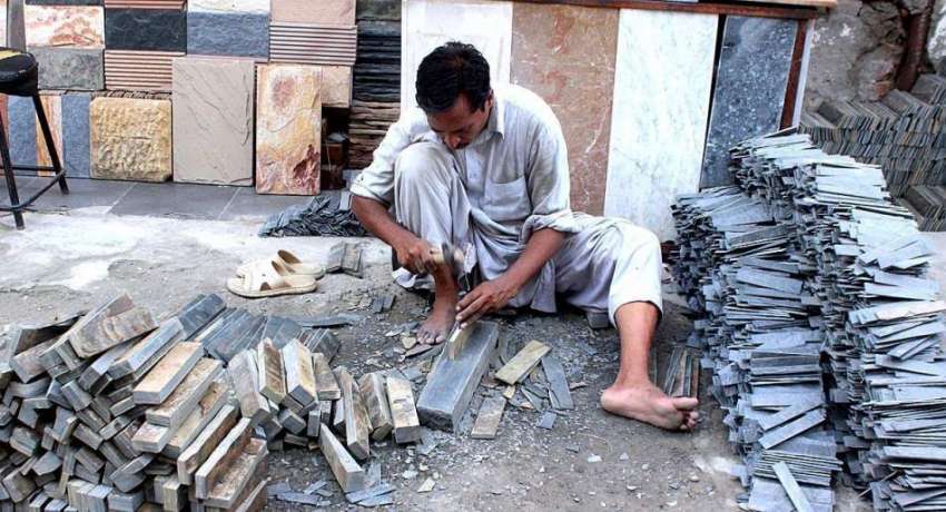 لاہور: مزدور ماربل فیکٹری میں پتھر کو تراش رہا ہے۔