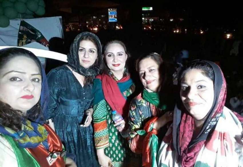 لاہور: تحریک انصاف کی رہنما مسرت جمشید چیمہ دیگر خواتین ..
