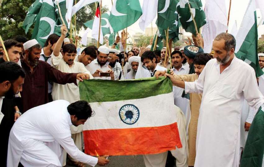 پشاور: اہلسنت والجماعت کے زیر اہتمام بھارتی پرچم نذر آتش ..