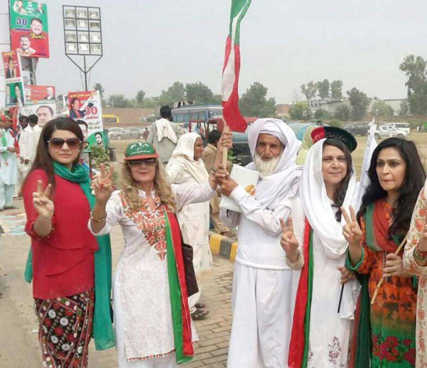 لاہور: تحریک انصاف کی خواتین کارکنان ایک بزرگ کارکن کے ہمراہ ..