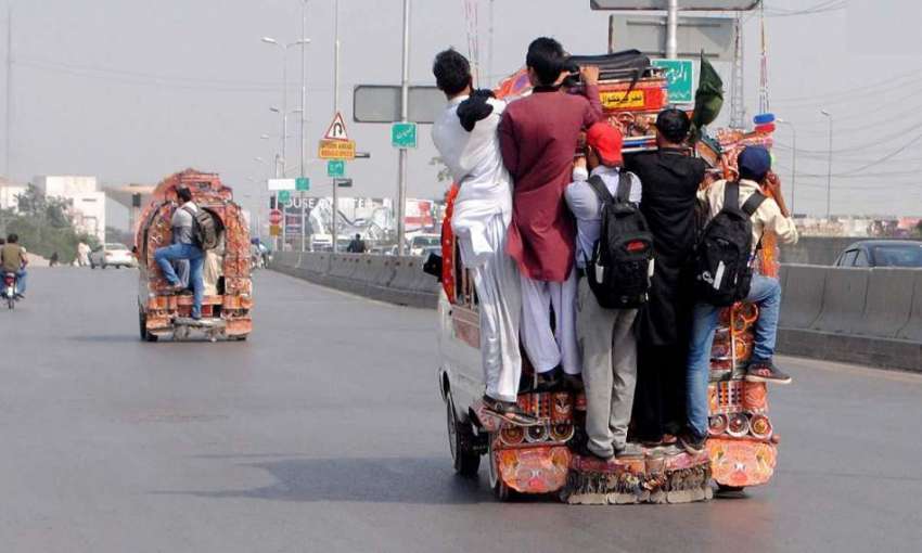 راولپنڈی: پشاور روڈ پر شہری سوزوکی پر لٹک کر سفر کر رہے ہیں ..