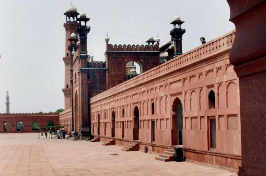 لاہور: تاریخی بادشاہی مسجد کے احاطے کا ایک خوبصورت منظر۔