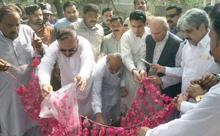 لاہور: تحریک انصاف کے مرکزی رہنما چوہدری محمد سرور اور فرخ ..